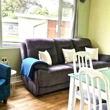 Entire Cozy Chalet In Bideford Bay Holiday Park Extérieur photo